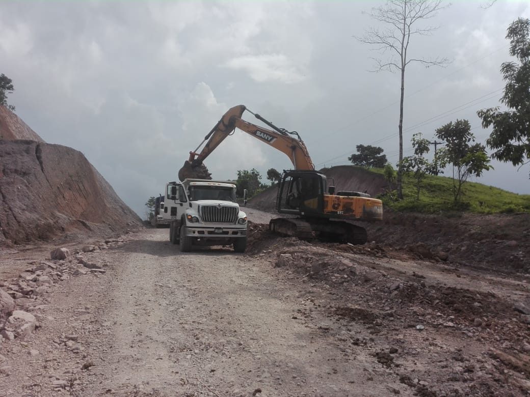 Maquinaria pesada en la carretera Siuna–Rosita